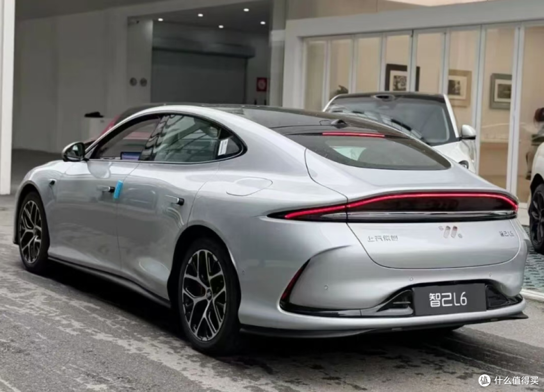21.99万起 订车还送高定鞋?全新一代智己L6开启预售