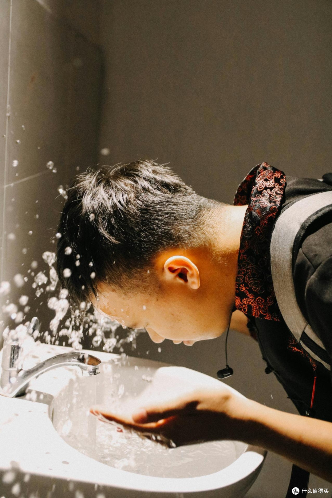 健身后满脸油的男士,油皮洗面奶我会先看清爽感能不能稳住