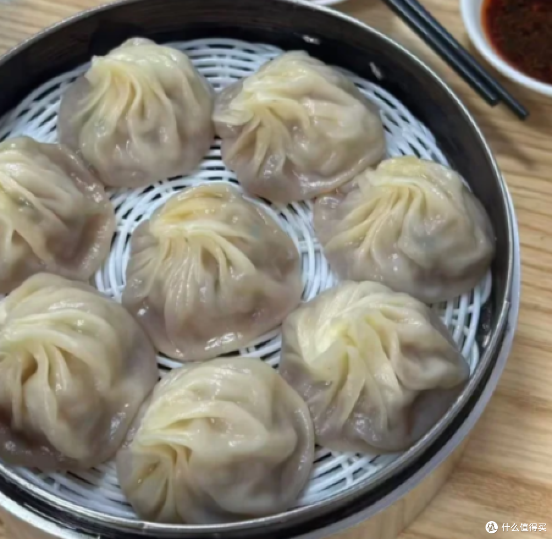鲜肉汤包讲究吃法,皮薄多汁藏满浓郁鲜香