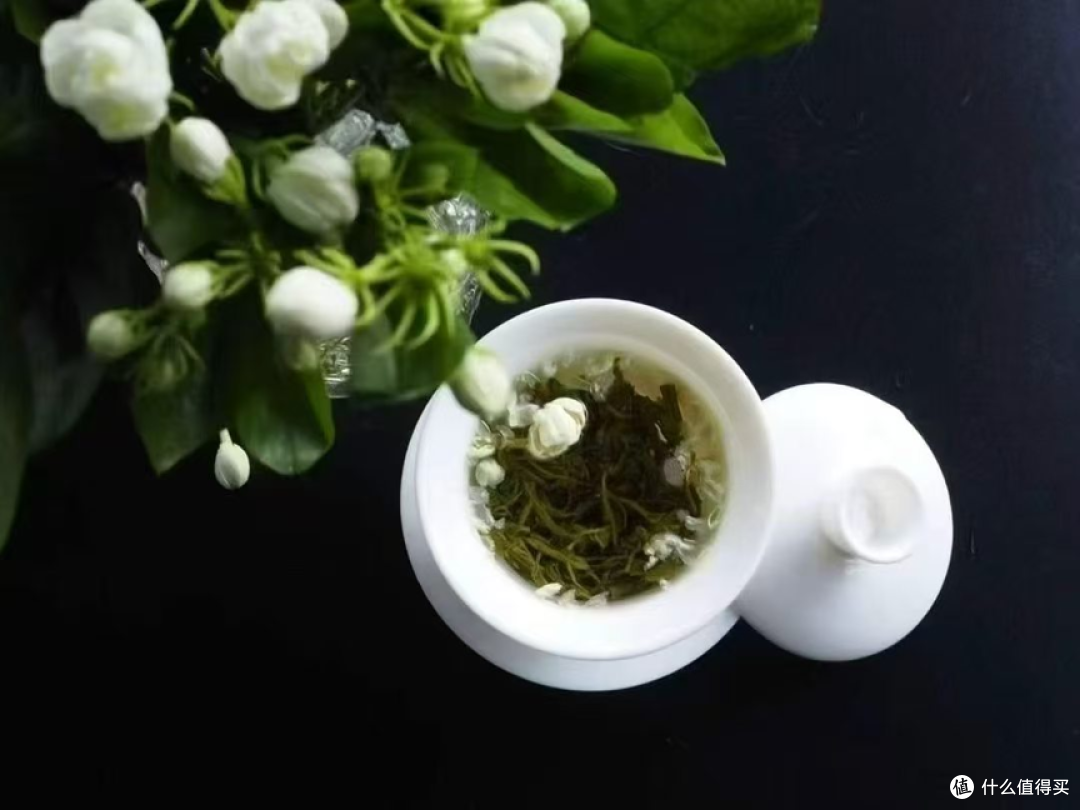 处暑见秋意,一杯碧潭飘雪茉莉花茶里的商务温情