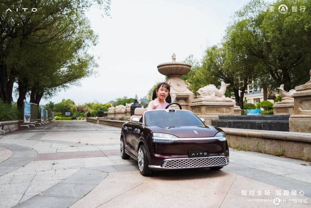 问界儿童车户外行驶场景