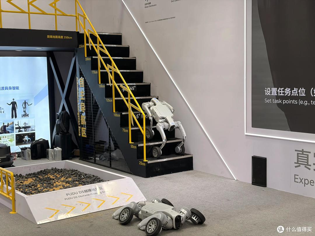 普渡WRC探展:四足机器人不光炫技,还能进火场干活