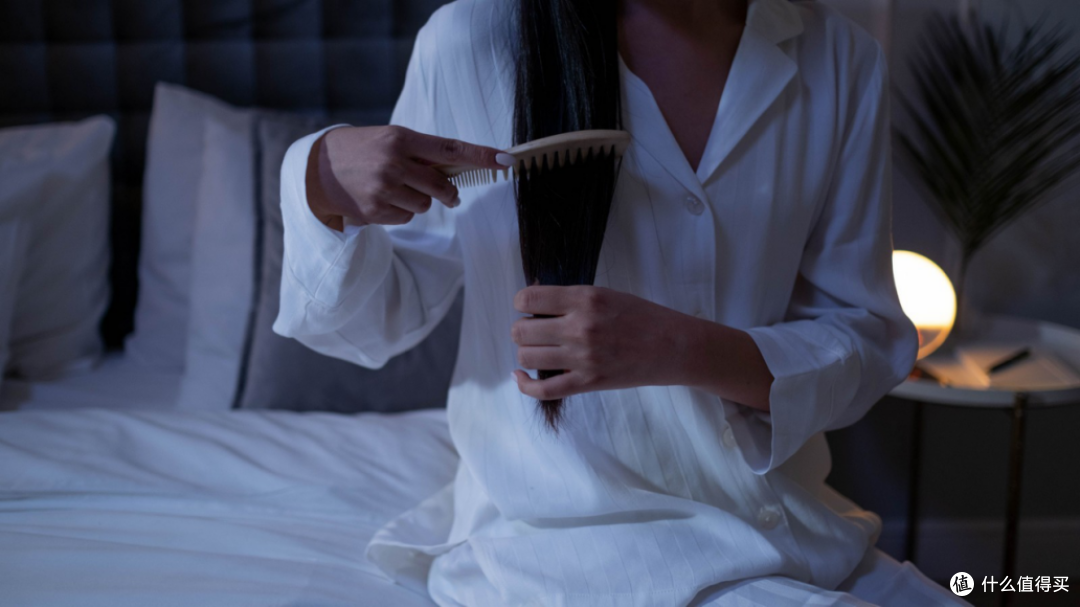 项目期熬夜的办公室女生抄作业:
4款熬夜后修护发膜,温和感优先