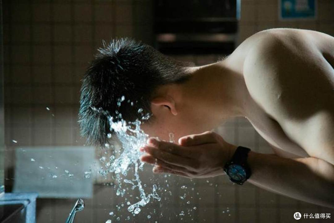 戴口罩就闷痘的男大学生,4款适合痘痘肌的男士洗面奶怎么选?