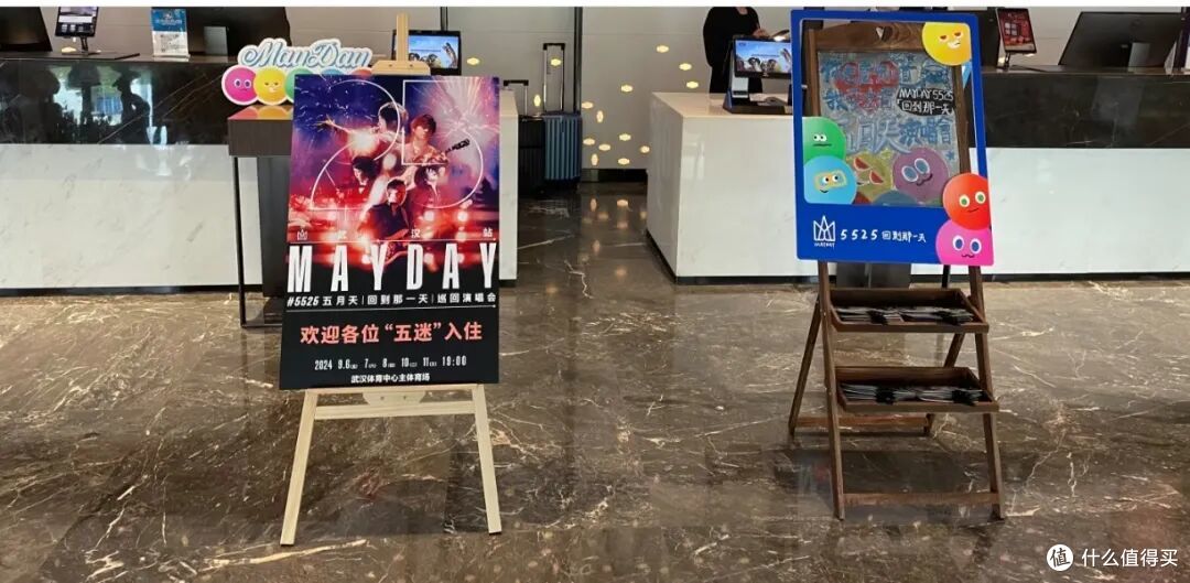 贴了这些东西后,酒店可以变得有多丑?