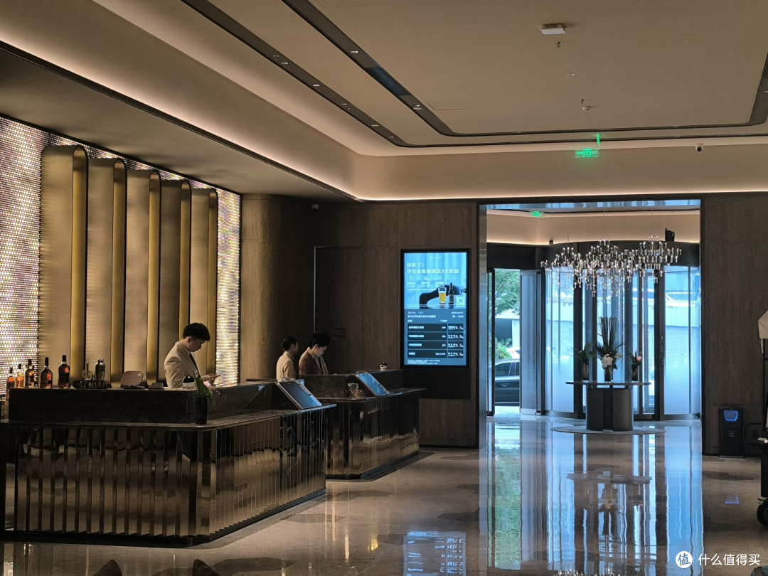 贴了这些东西后,酒店可以变得有多丑?