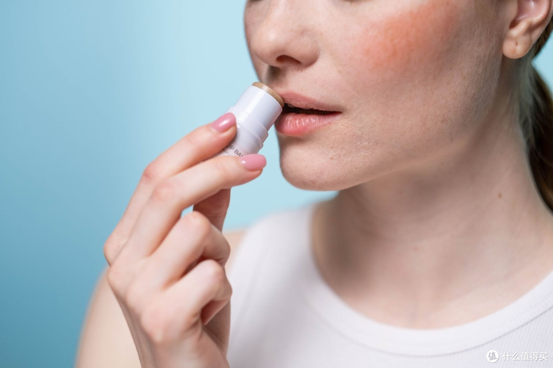 通勤女生气色暗一截时提亮唇膏要把显色和滋润一起看