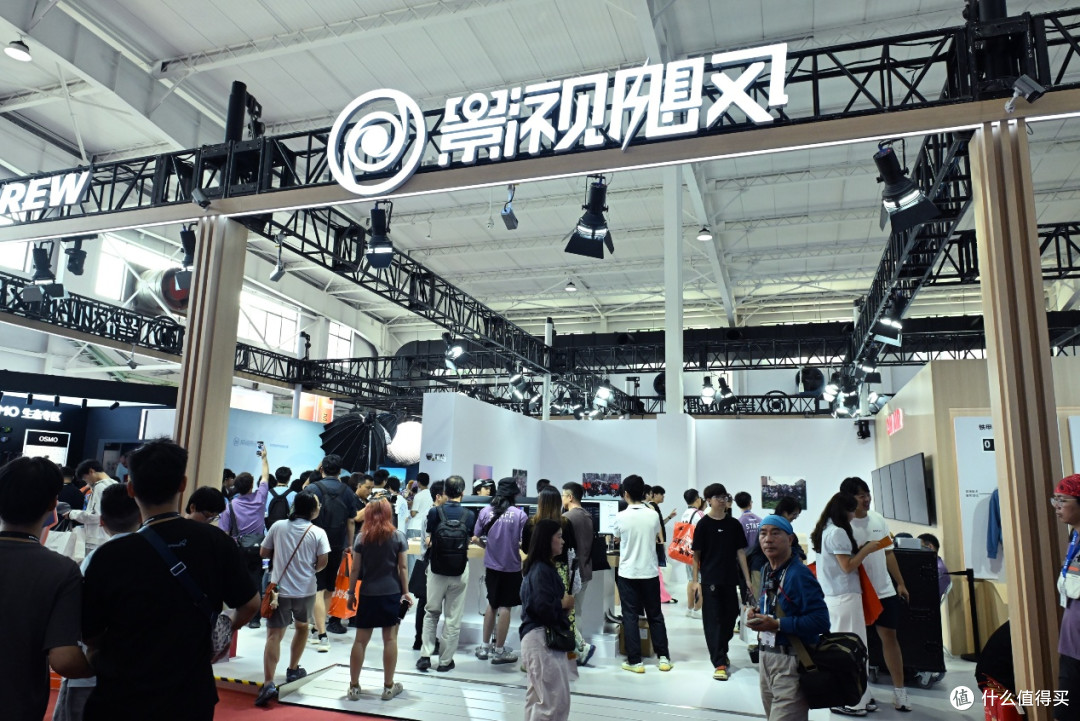 华硕ProArt专业显示器亮相BIRTV 2026影视飓风展台,助全链路创作