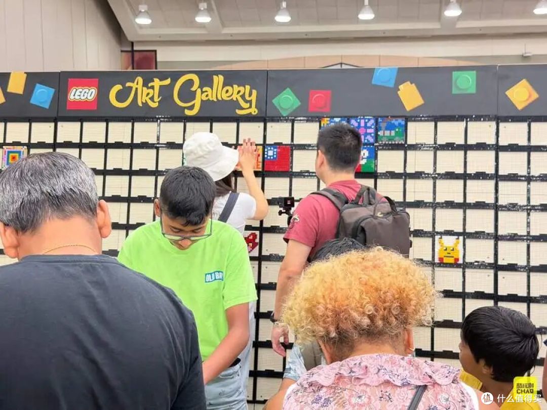 图注｜现场艺术墙与活动区，展会把观看、游戏和共同创作放在同一空间。