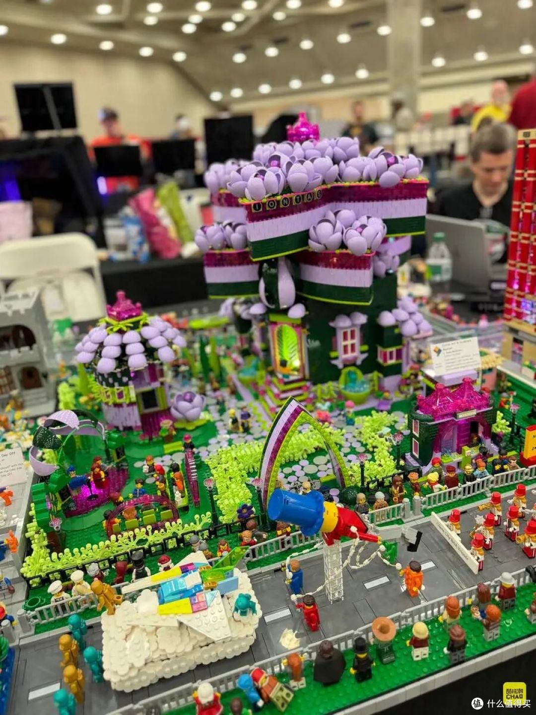 图注｜Charm City合作展区与《The Happy Place》相邻模块。广角内含多位作者作品，署名以现场展牌为准。