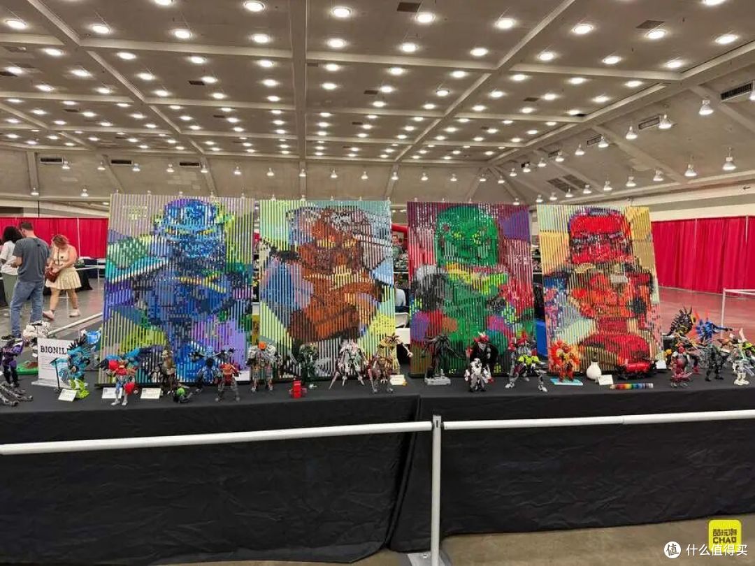 图注｜大型拼贴画与人物展台。