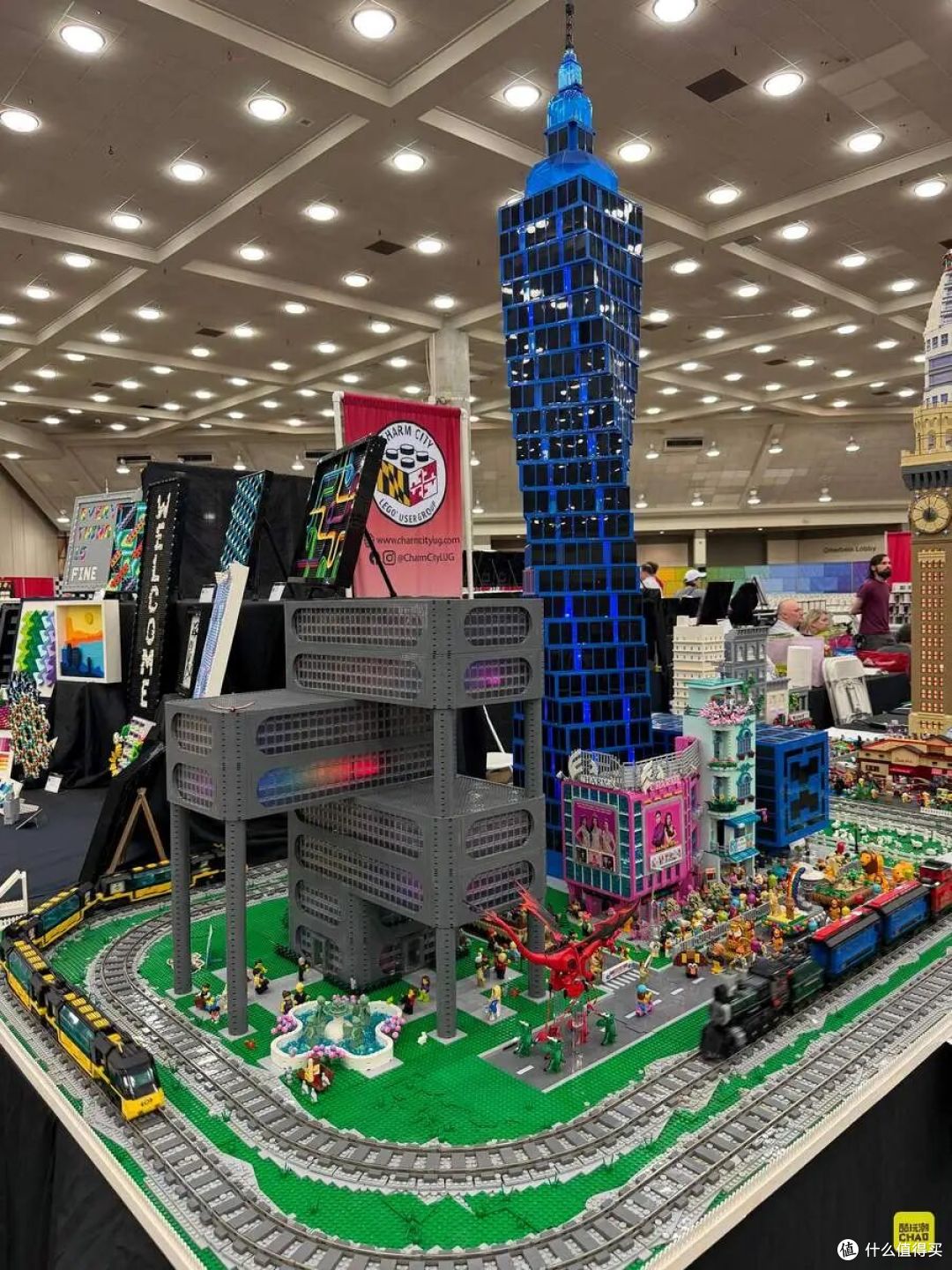 图注｜Charm City玩家社区合作城市沙盘，多位创作者用统一道路、轨道和地台拼成一座城。