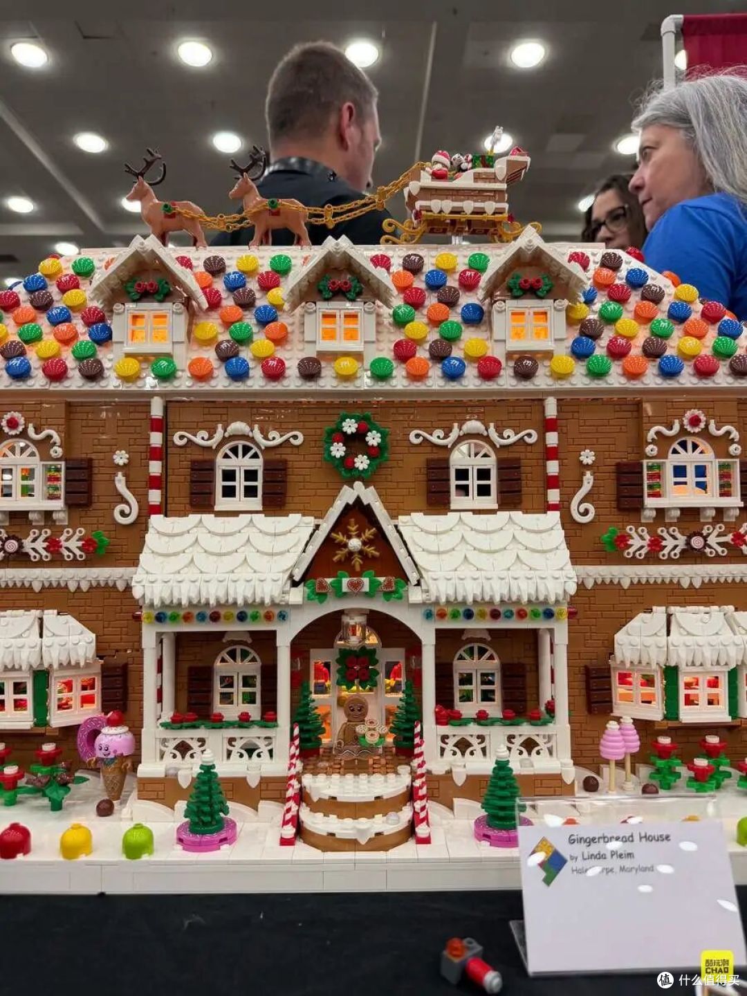 图注｜Linda Pleim的《Gingerbread House》，棕色墙体、白色糖霜边与彩色糖果屋顶组成节日小屋。