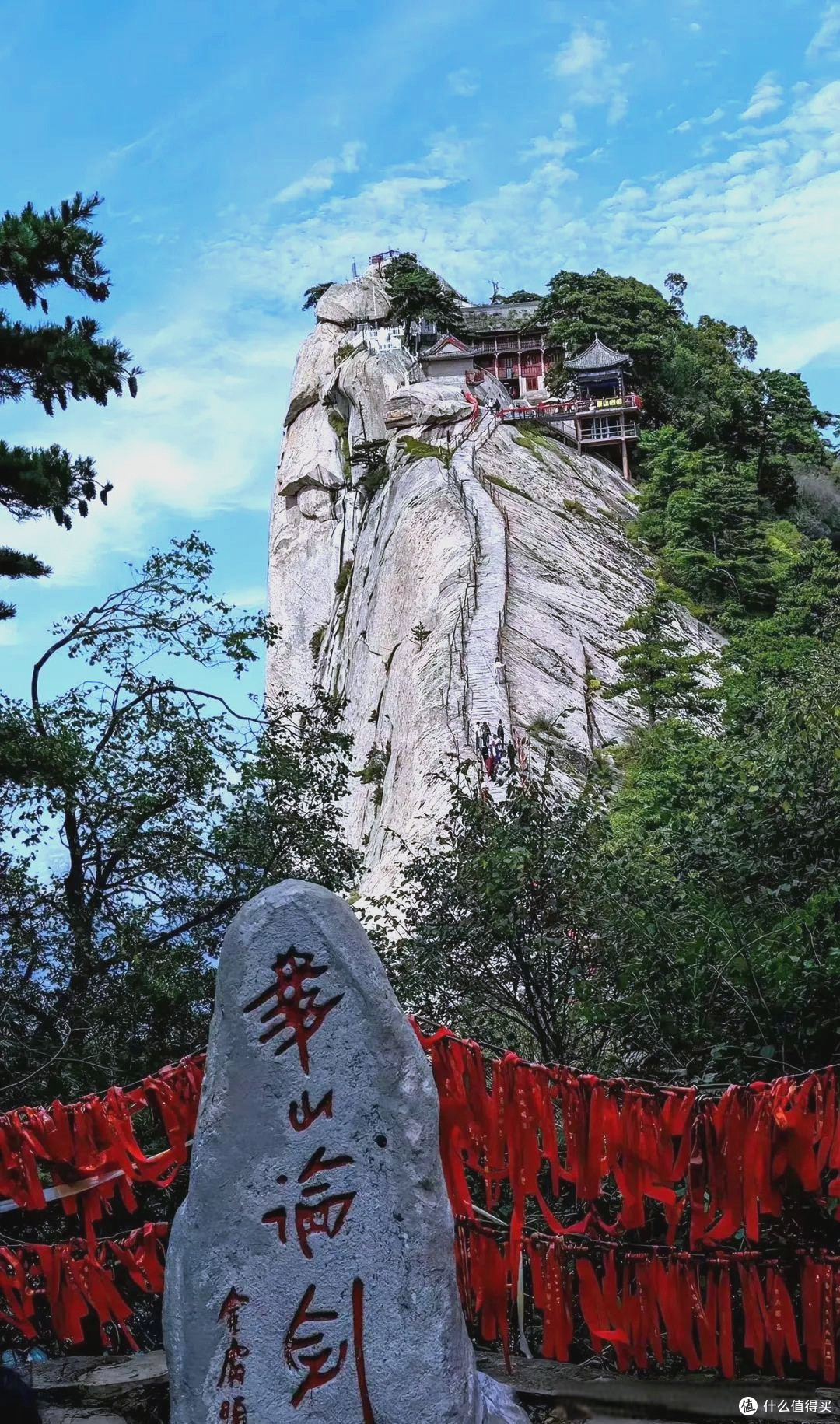 华山秋景：险峰与红叶相映