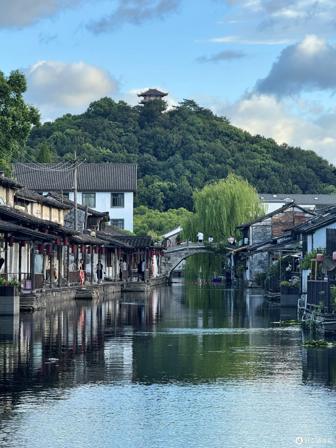 秋日小众旅行：山野古镇湖畔