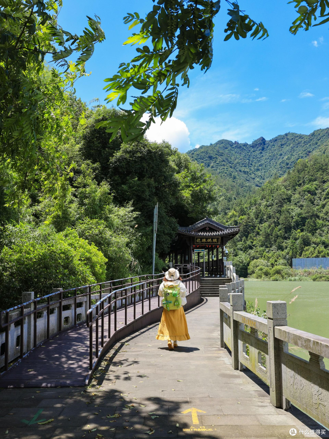 秋日山野古镇湖畔之旅