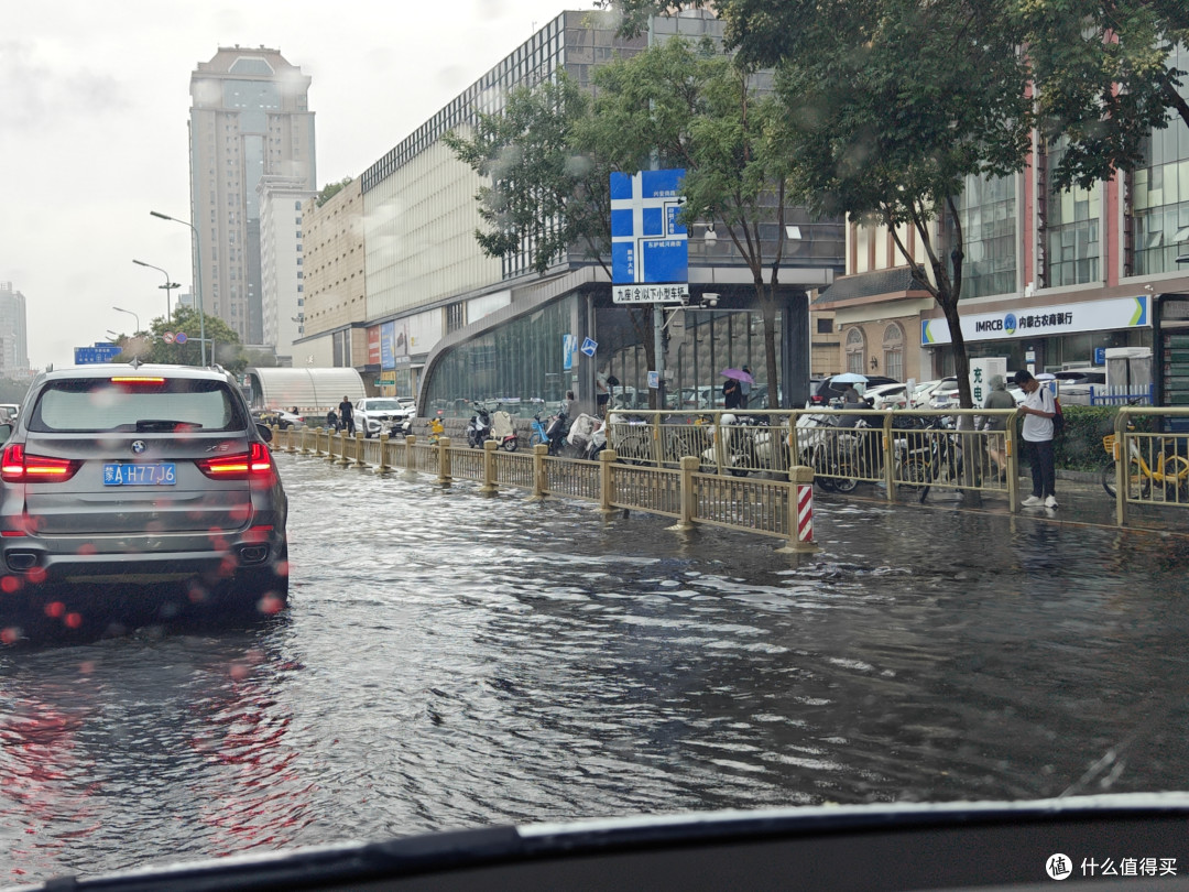 已经完全淹没了路沿台阶