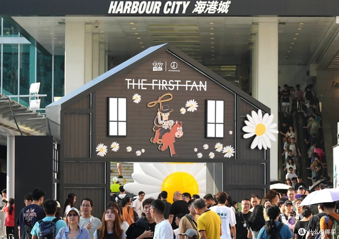 《玩具总动员》| PEACEMINUSONE: THE FIRST FAN企划全球巡回第四站于香港海港城反响热烈，成功吸引大批海外与本地粉丝朝圣。
