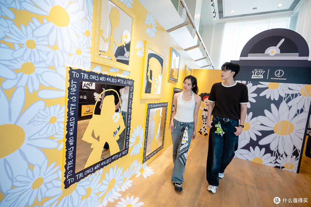 海港城美术馆举行「THE FIRST FAN Photo Zone」艺术展览，全港独家展出近2米高胡迪及巴斯光年雕塑、「THE FIRST FAN」时空穿梭升降机打卡位、逾 20 件相关艺术作品，结合标志性雏菊元素与动画角色形象，构筑出品牌与童年记忆交织的沉浸式创作世界。