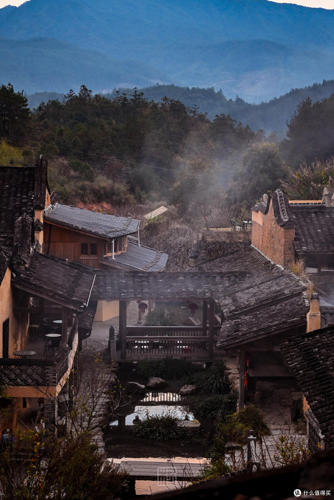 深秋小众旅行:山野古镇湖畔