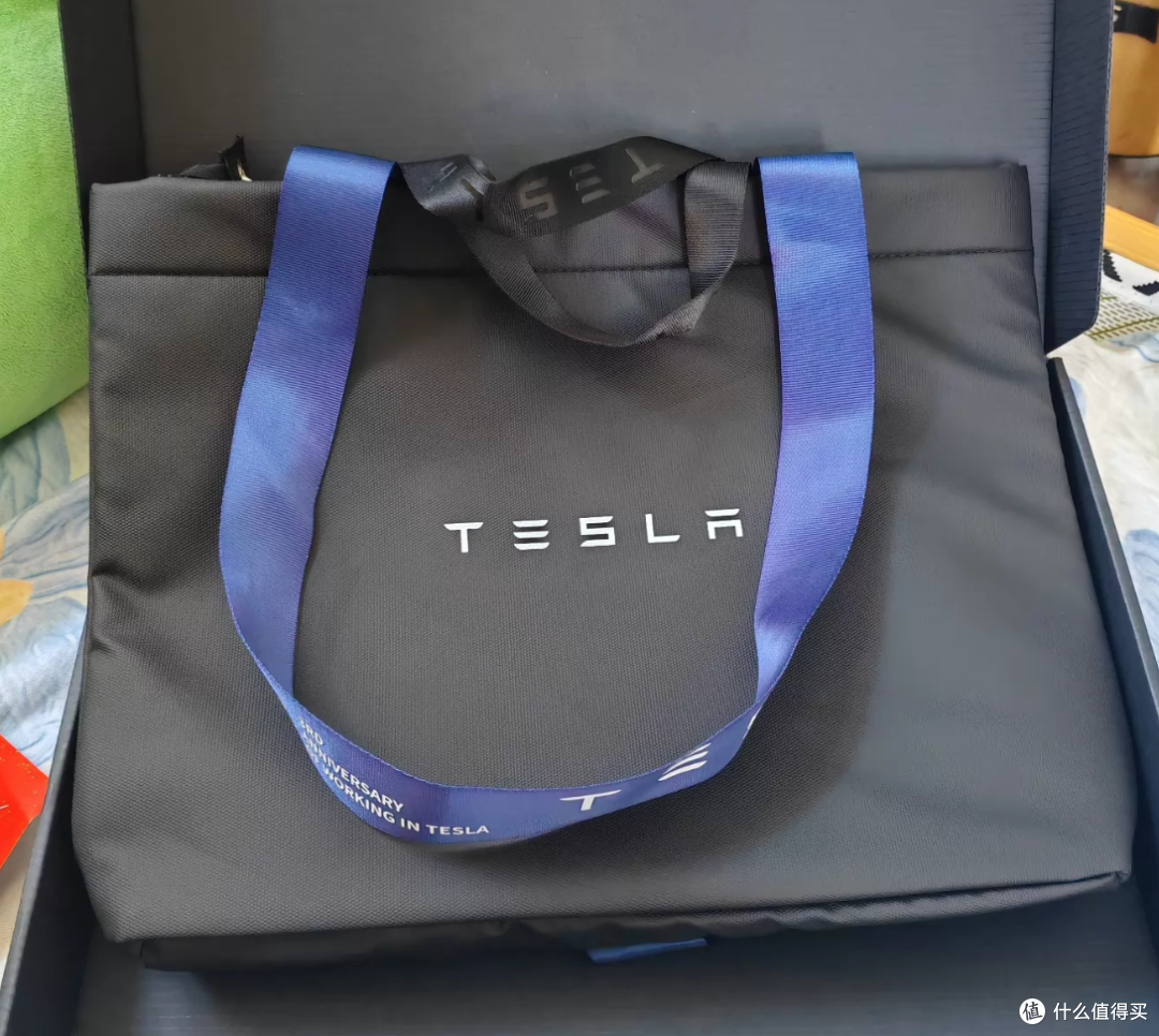 二手鱼淘到特斯拉三周年限定电脑包,花50元就能圆你一个大厂梦