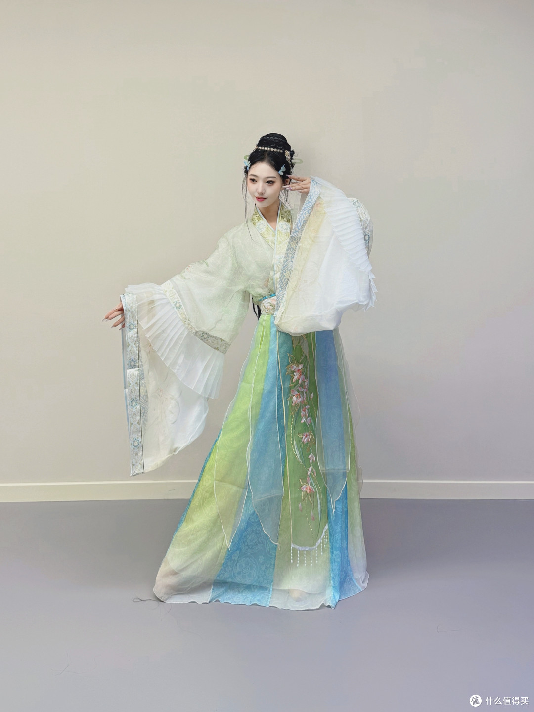 广袖飘飘，青绿依依：这件魏晋风汉服太适合春秋了