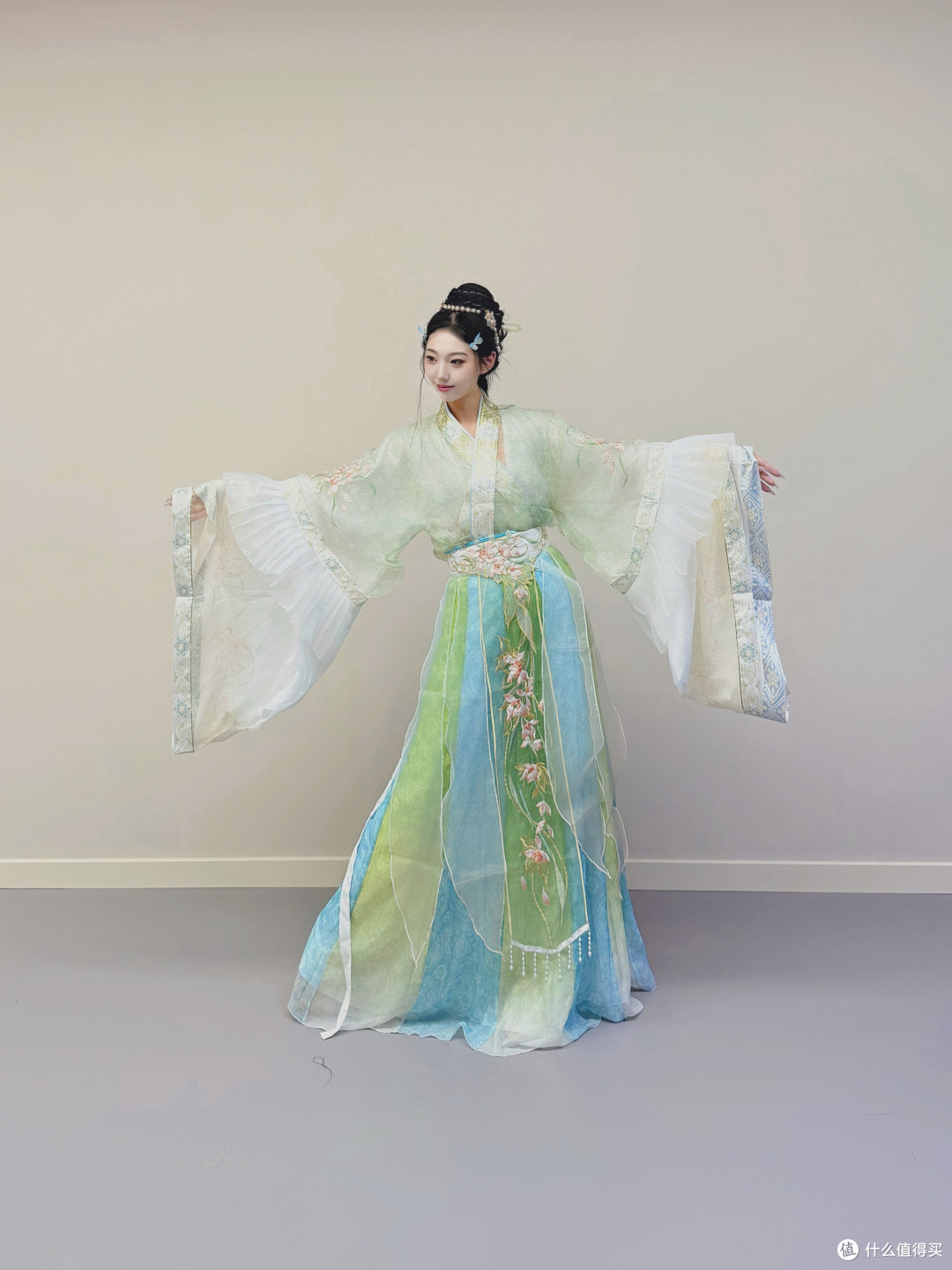 广袖飘飘，青绿依依：这件魏晋风汉服太适合春秋了