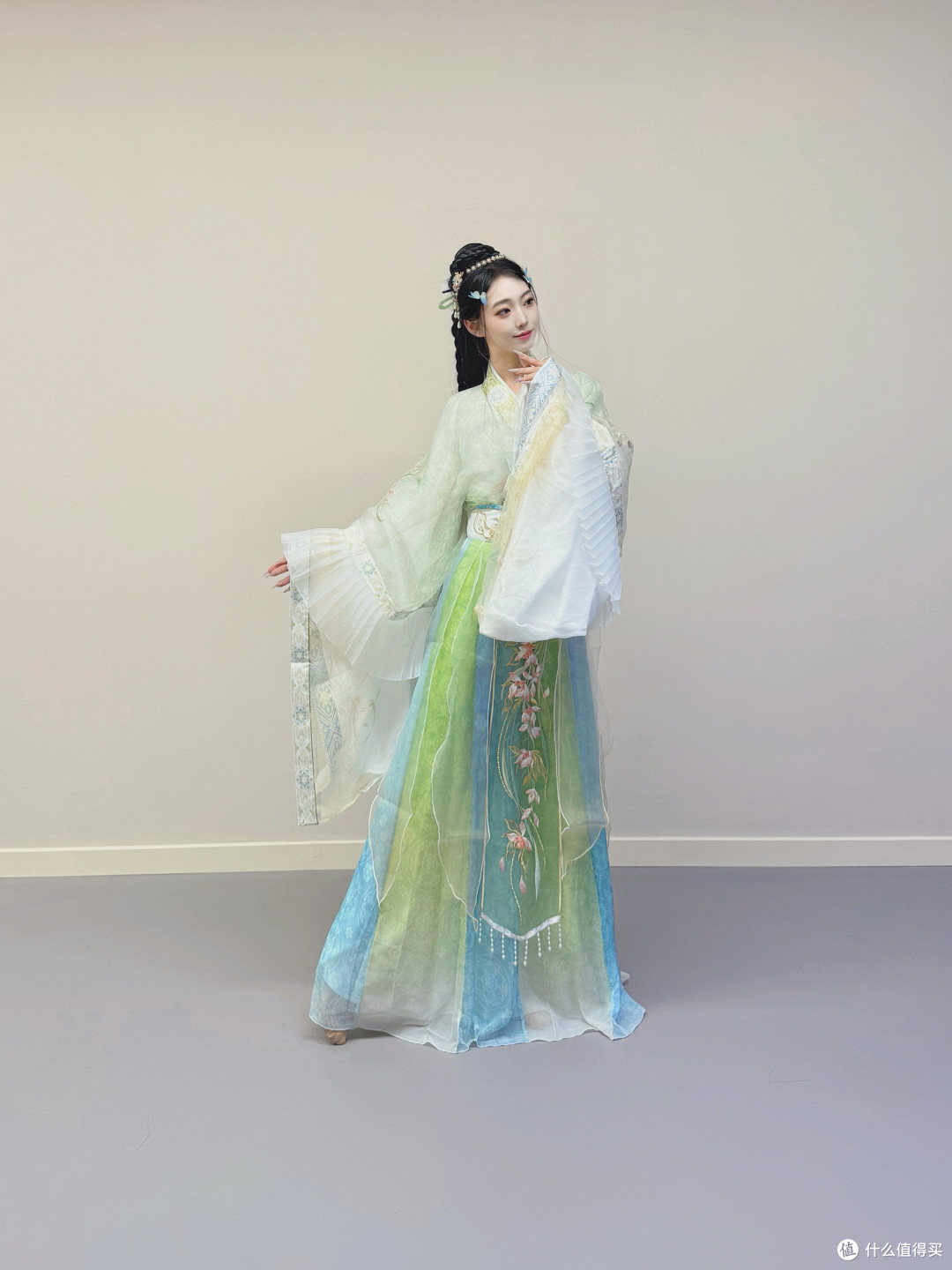 广袖飘飘，青绿依依：这件魏晋风汉服太适合春秋了