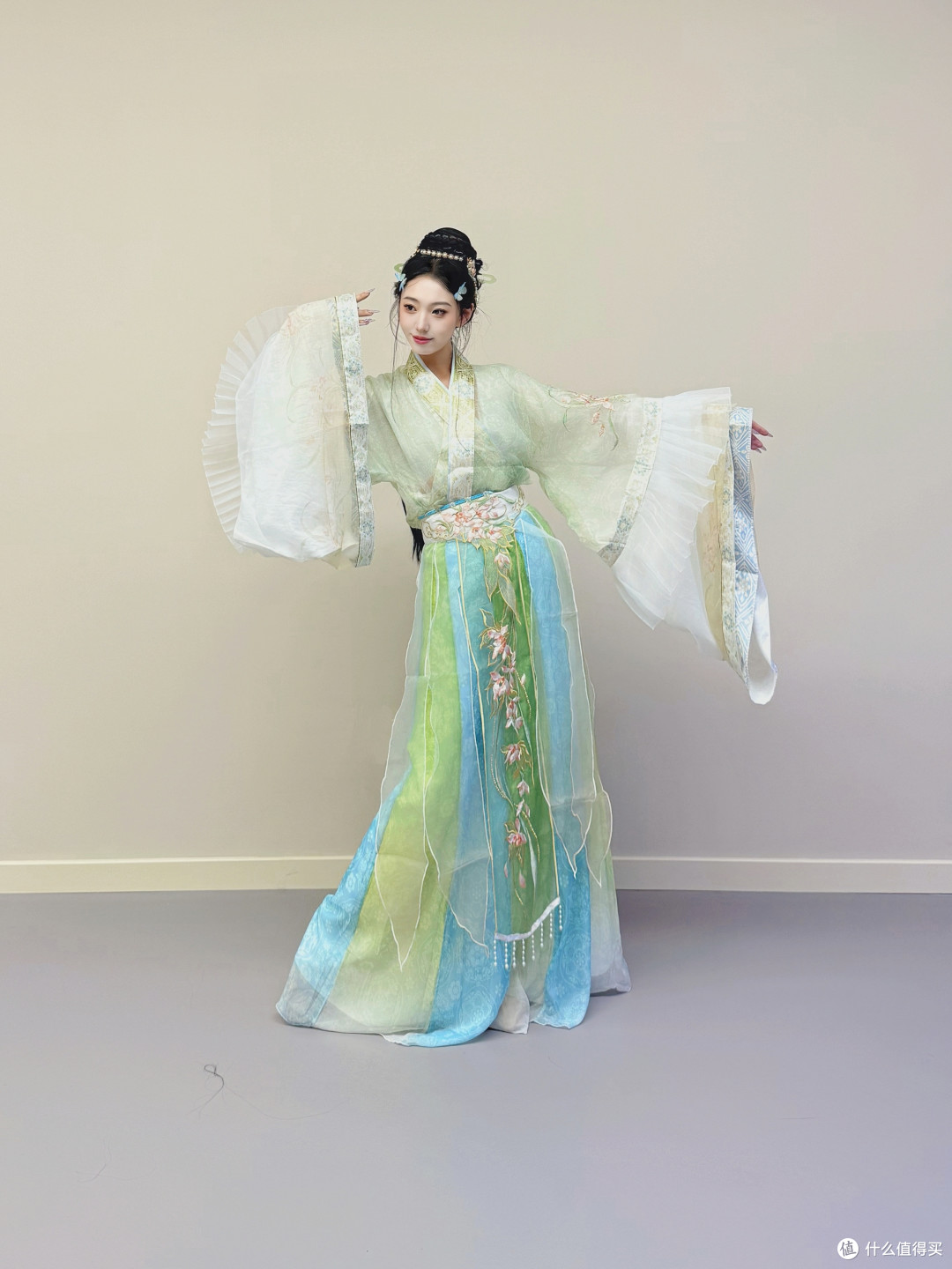 广袖飘飘，青绿依依：这件魏晋风汉服太适合春秋了