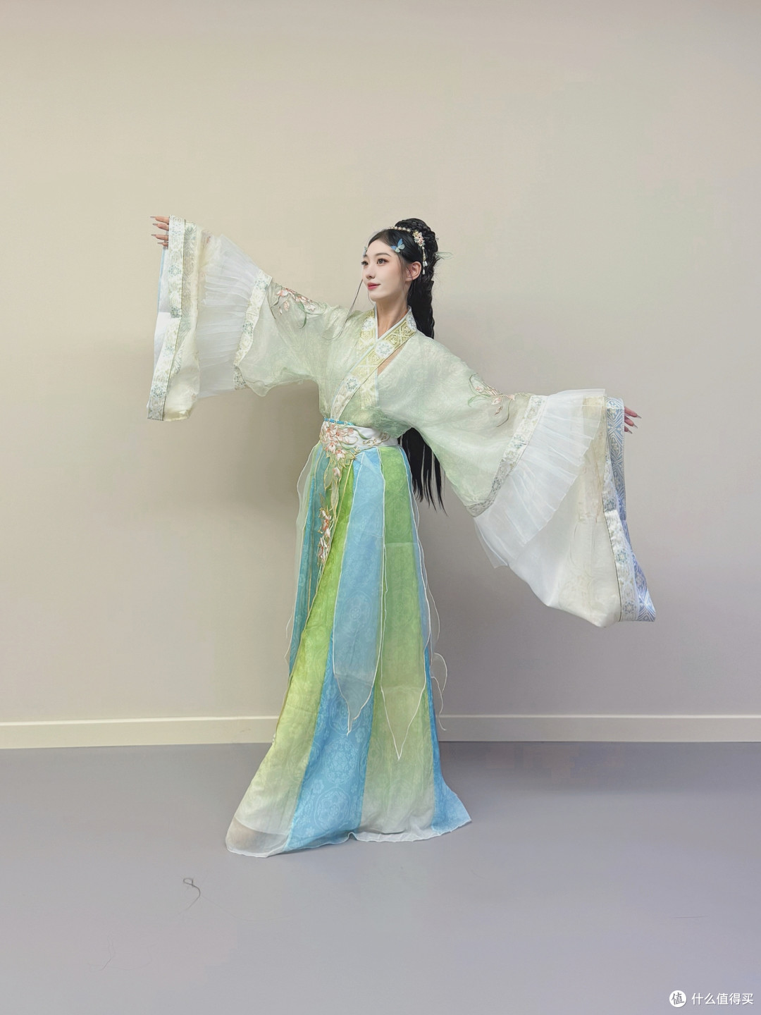 广袖飘飘，青绿依依：这件魏晋风汉服太适合春秋了