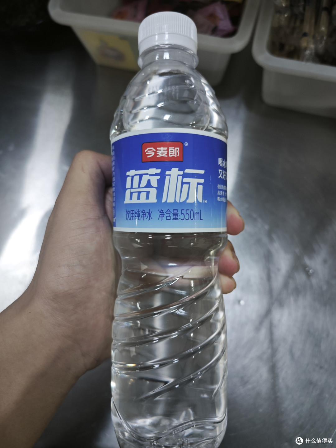 闷热环境大量喝水怎么选，今麦郎蓝标与农夫山泉对比