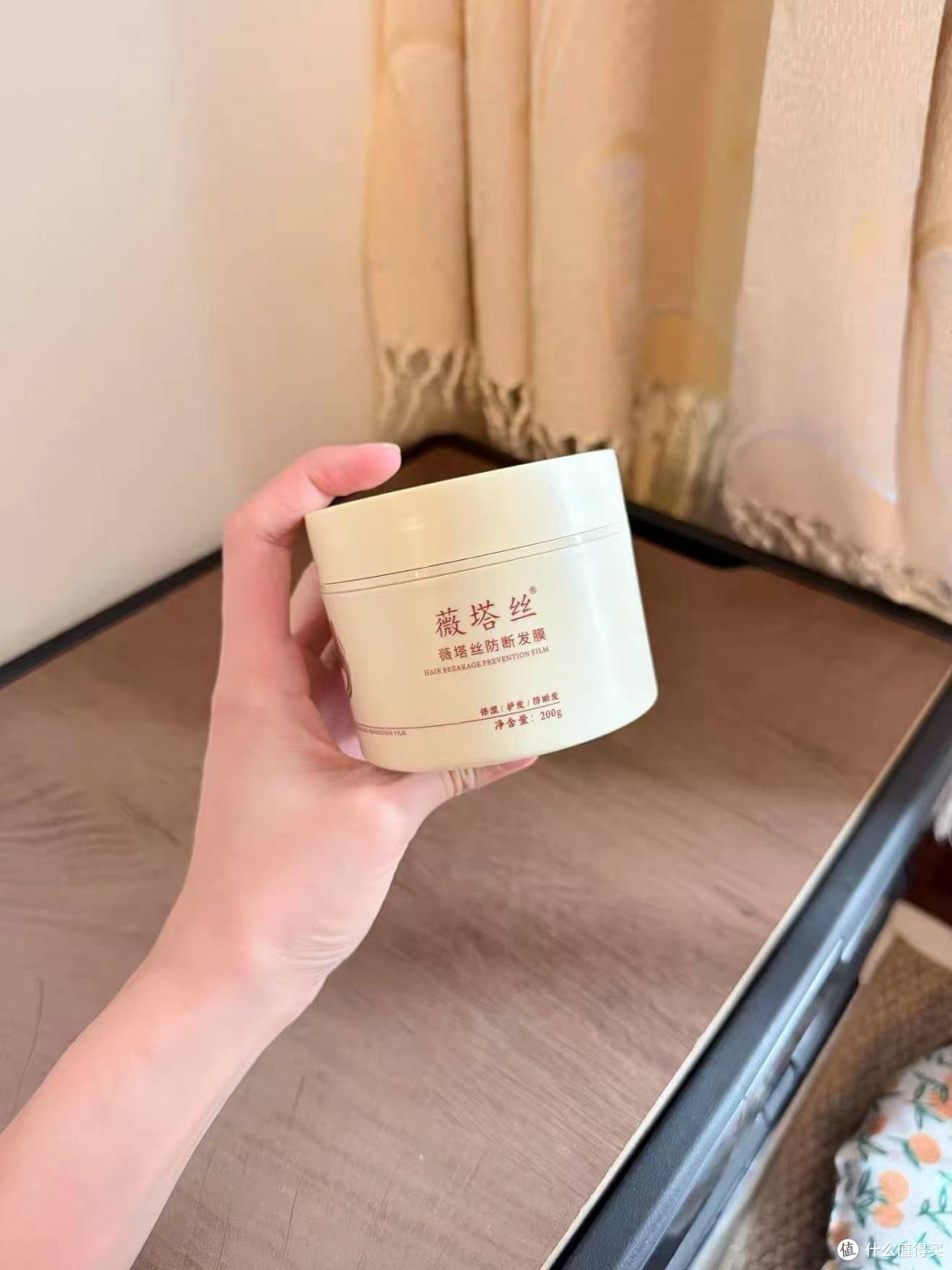 头发干枯又打结时别硬梳。修护发膜要让这一步轻下来