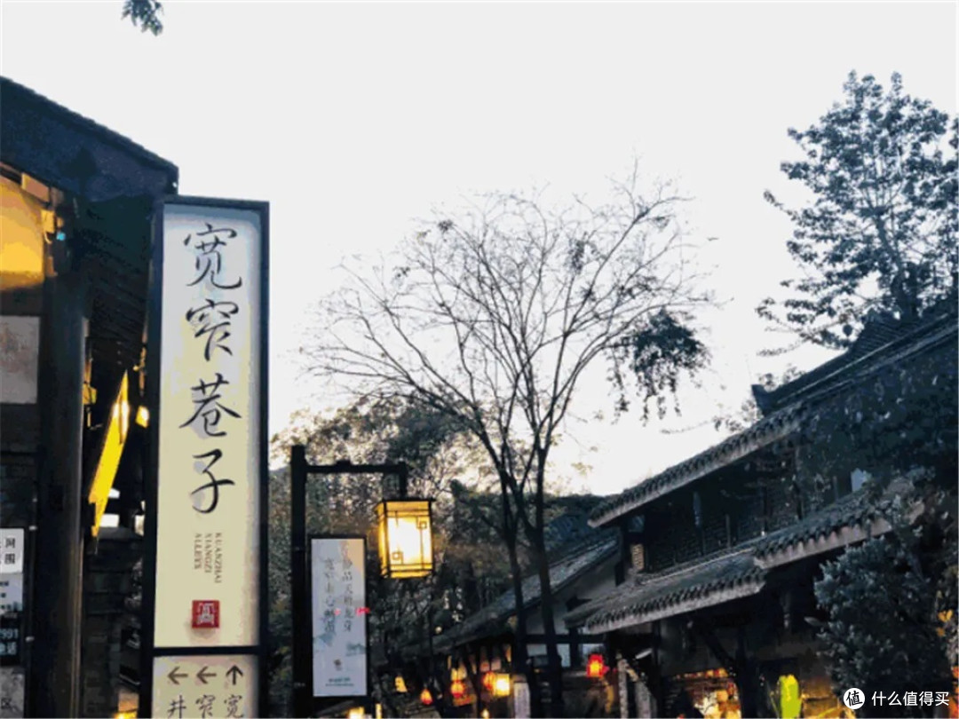 成都宽窄巷子:古巷新貌与美食