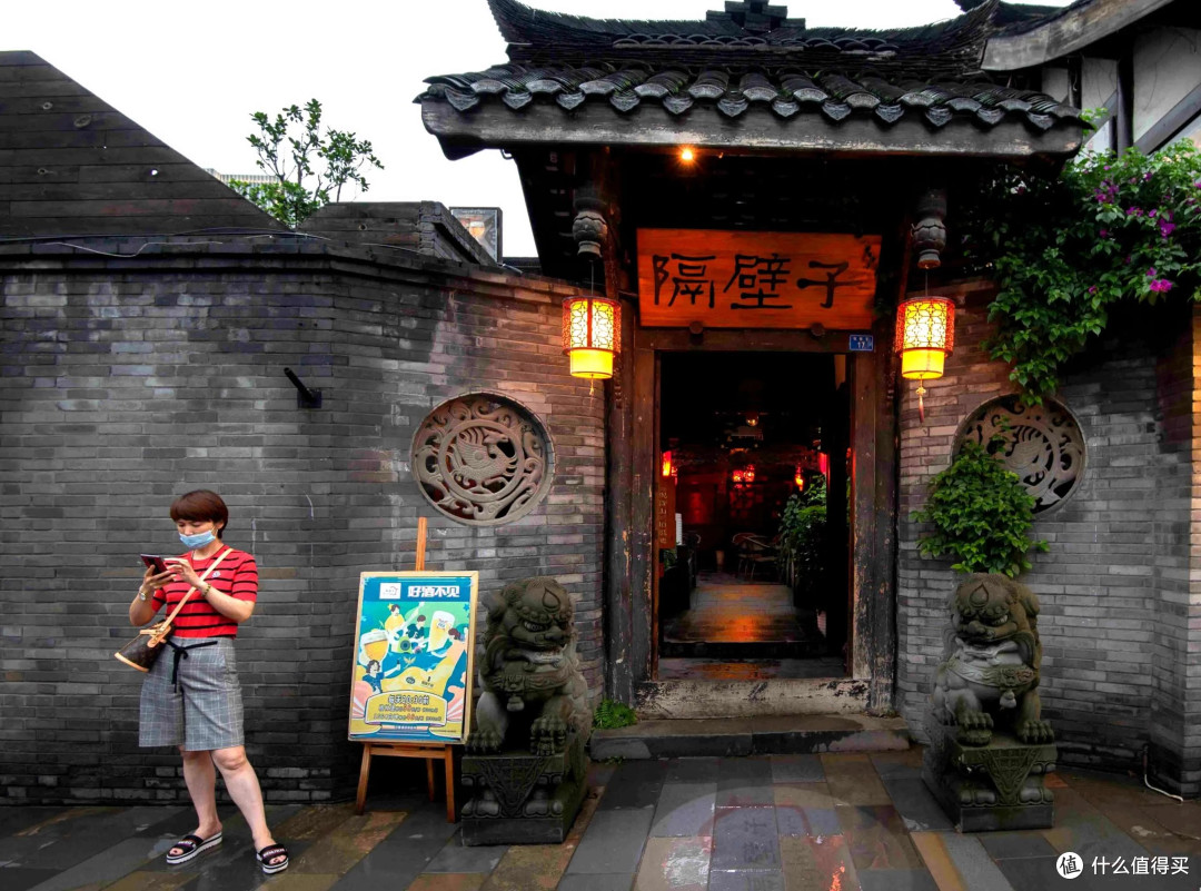 成都宽窄巷子:古巷新貌与美食