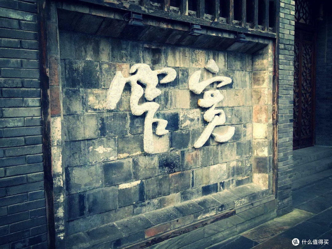成都宽窄巷子:古巷新貌与美食