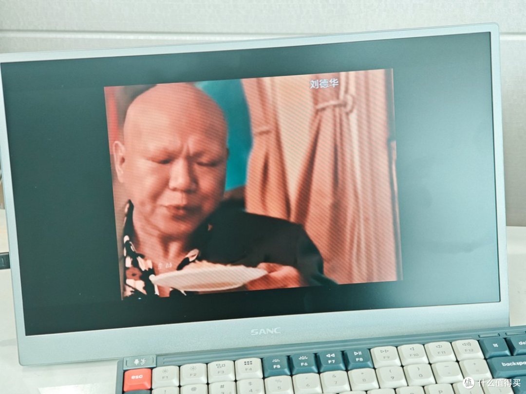 办公随身外挂!SANC盛色D1便携屏,高亮护眼双兼顾