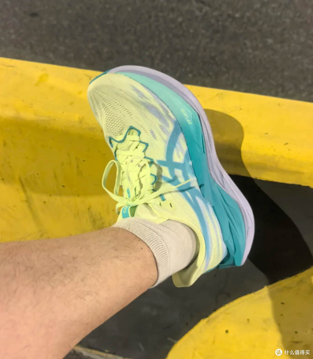 跑日常又能冲间歇的竞训鞋?缓震要到位,亚瑟士这两双请对号入座