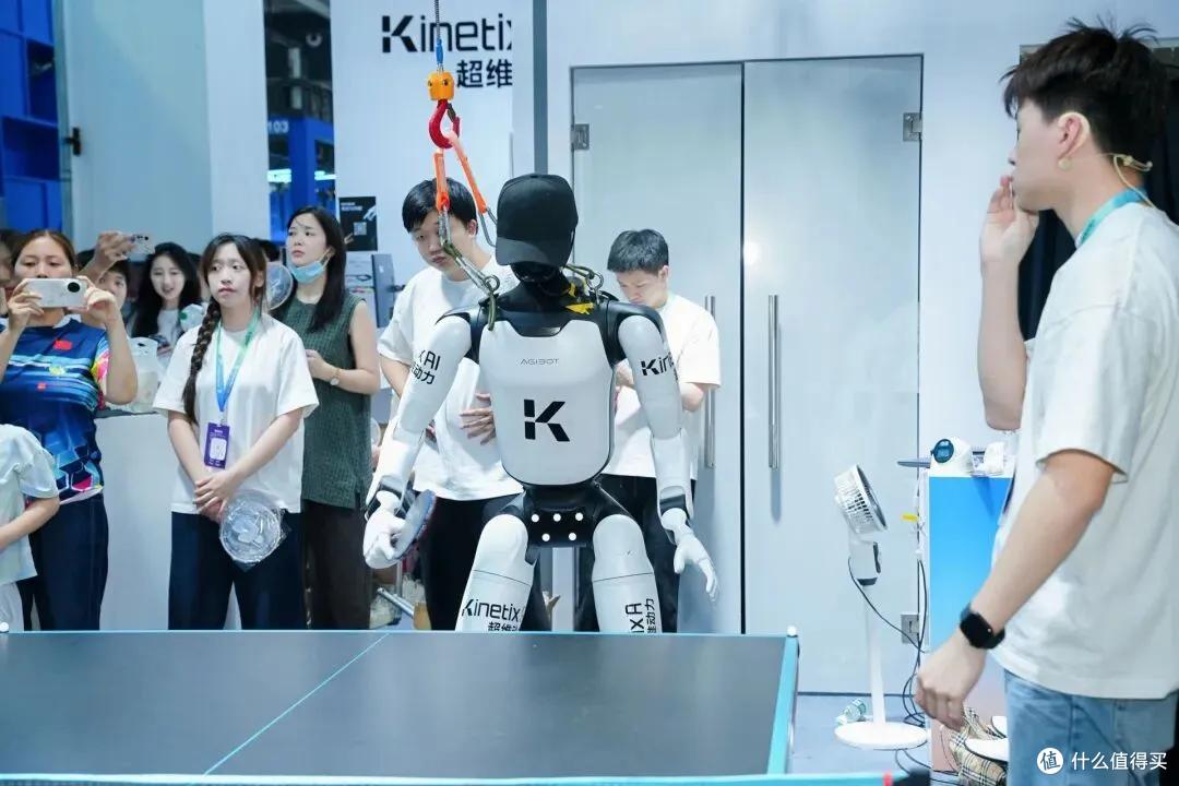 WRC乒乓球局爆火:人形机器人打出完整对局,高拟人本体同步亮相