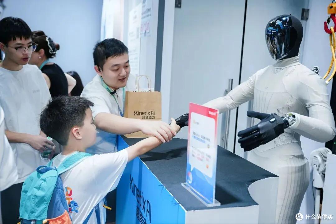 WRC乒乓球局爆火:人形机器人打出完整对局,高拟人本体同步亮相