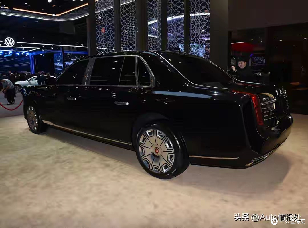 成都车展:售价超700万元,红旗金葵花国礼定制版亮相,V8发动机