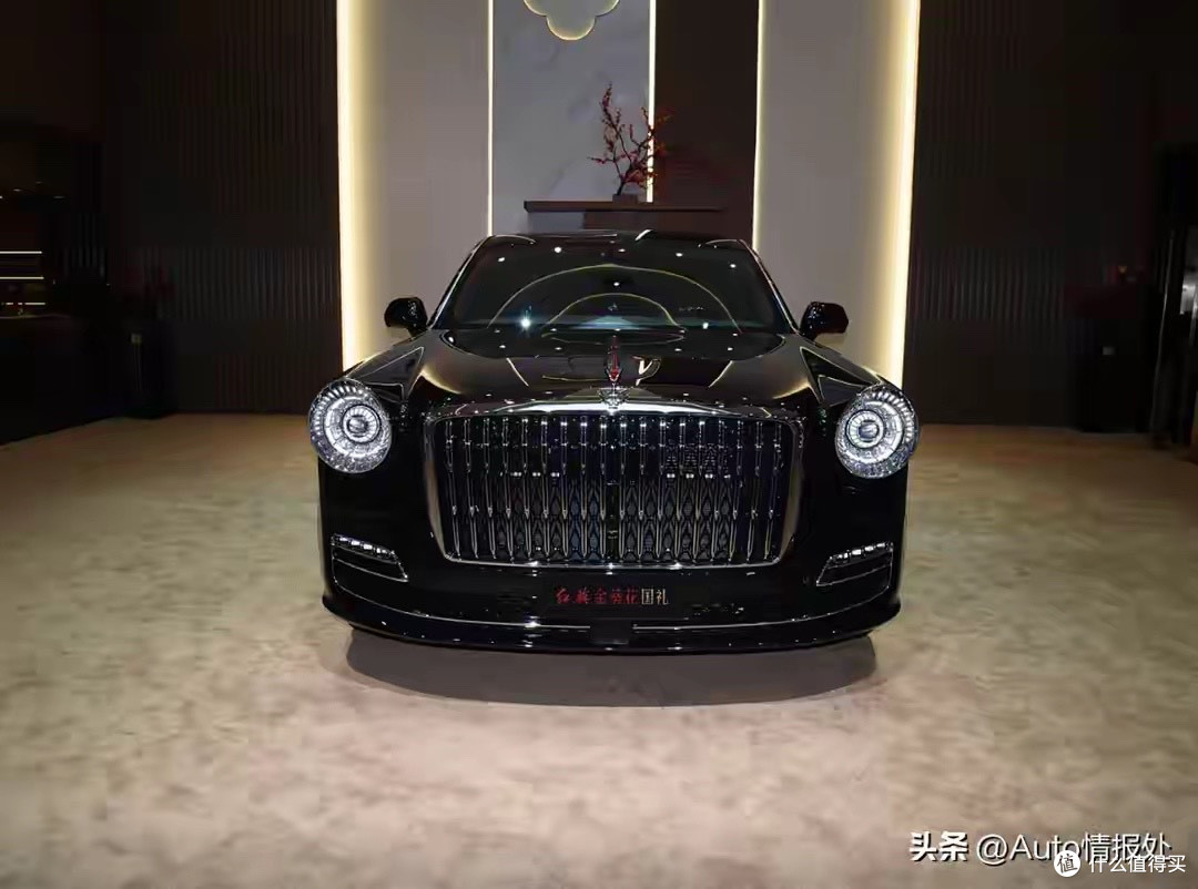 成都车展:售价超700万元,红旗金葵花国礼定制版亮相,V8发动机