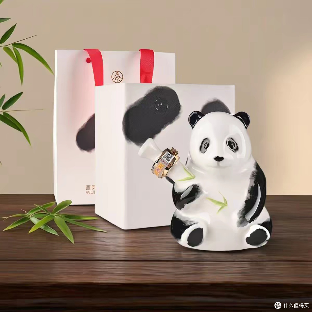 五粮液熊猫造型酒：精致小瓶装