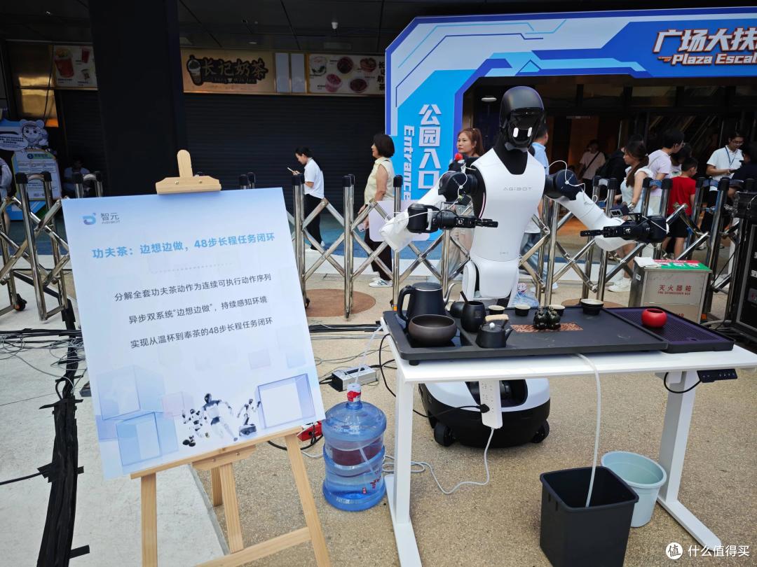 机器人进长隆了：智元找到了加速具身智能普及的关键场景