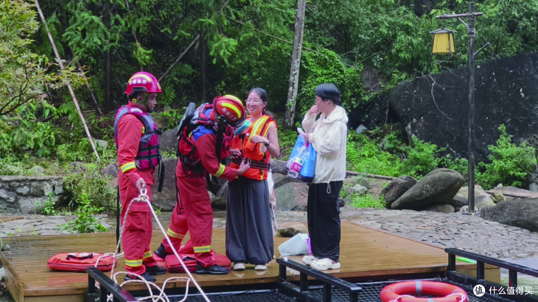 山野备忘录｜溪边玩了 20 分钟，水就涨到了腰——6 个人里 4 个是孩子