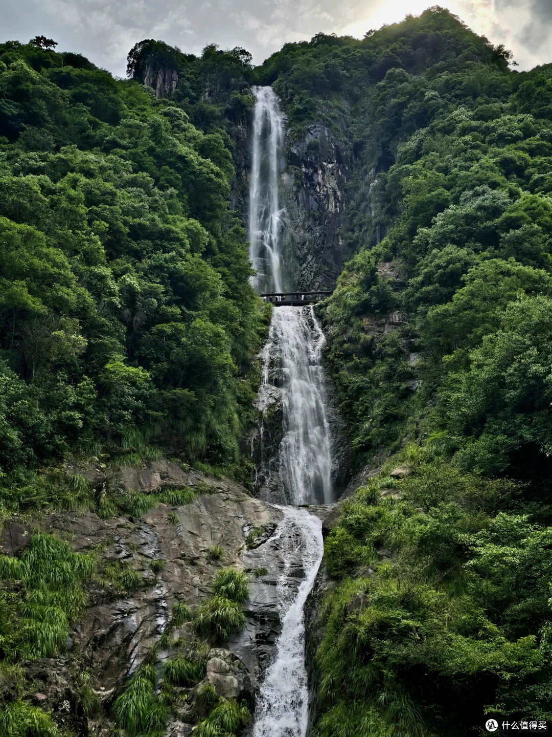 山野备忘录｜溪边玩了 20 分钟，水就涨到了腰——6 个人里 4 个是孩子