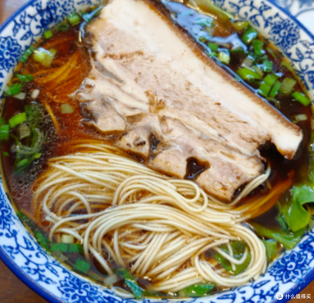 苏州奥灶面熬制老汤,红汤鲜香面条顺滑入味