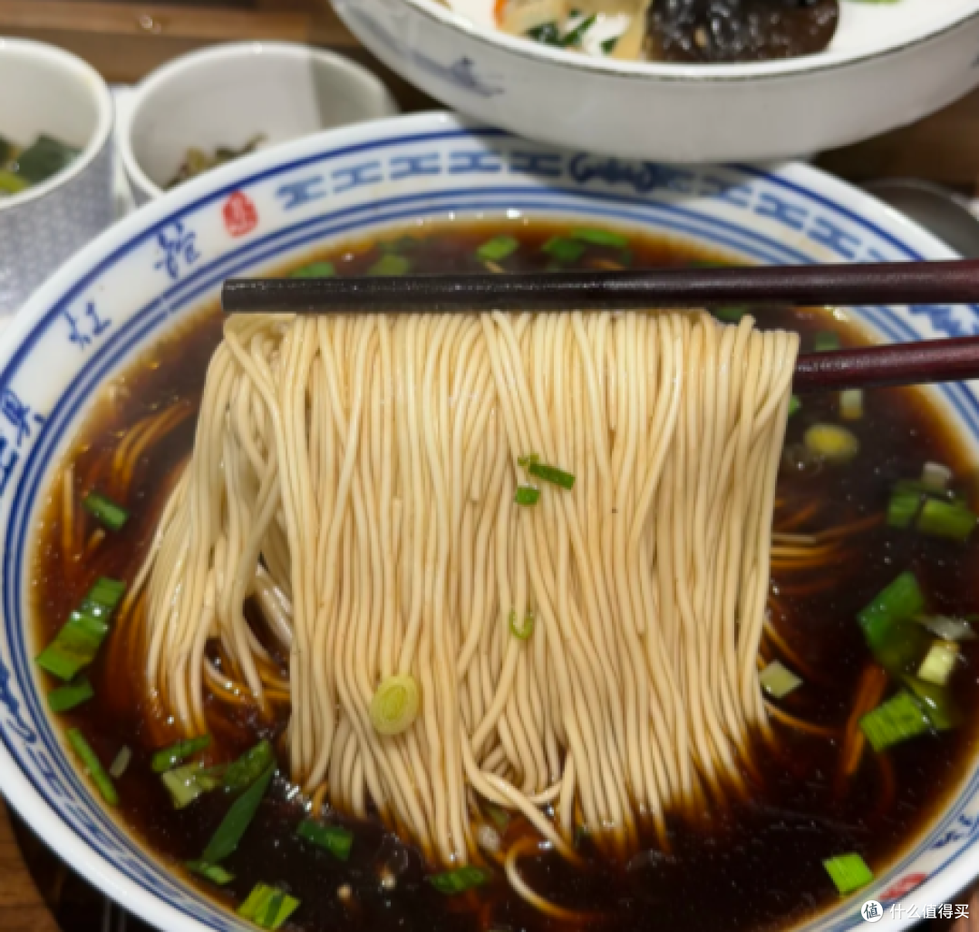 苏州奥灶面熬制老汤,红汤鲜香面条顺滑入味