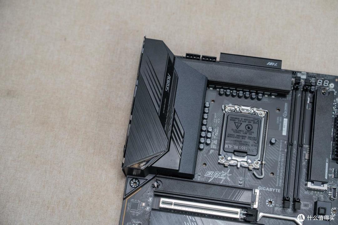 只插一根DDR5,游戏帧数差多少?技嘉Z890小雕DUO X实测