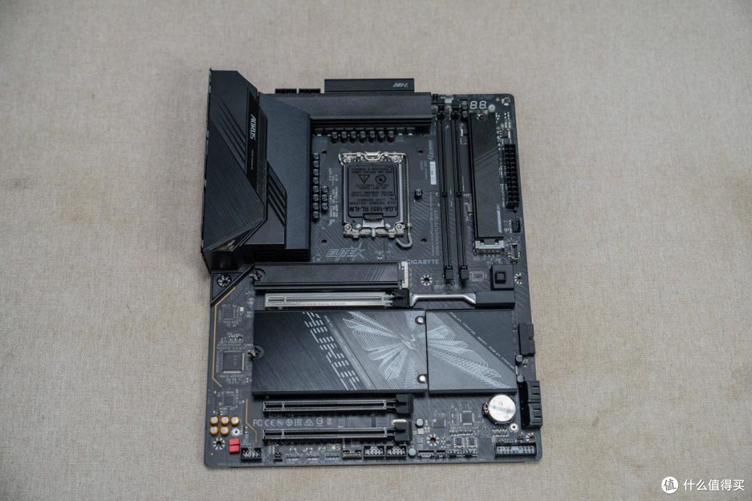 只插一根DDR5,游戏帧数差多少?技嘉Z890小雕DUO X实测