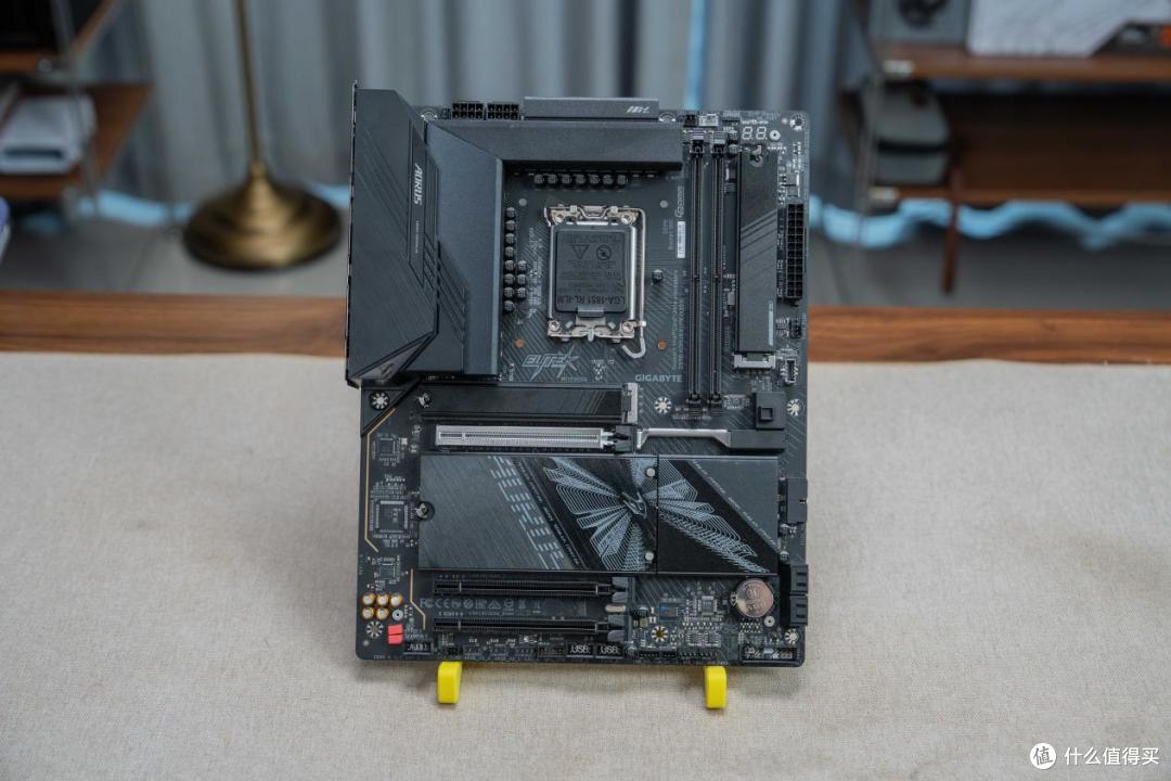 只插一根DDR5,游戏帧数差多少?技嘉Z890小雕DUO X实测